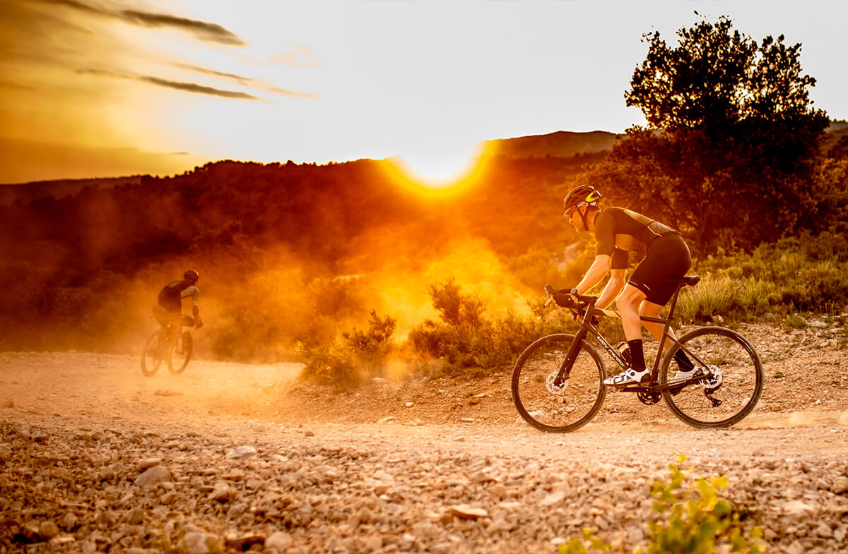 Mann mit Fahrrad auf Felsen